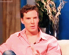 benedict-1976:sherlockstuff:Hands and Smiles - Benedict on Richard & Judy’s Summer ReadSo cute ♥