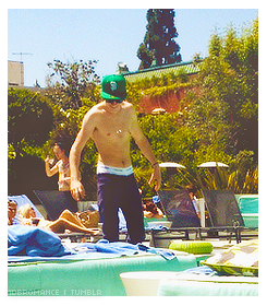 1dbromance:  Niall shirtless at the pool (c)