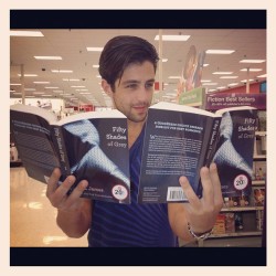 take-a-leap-of-faithy:   “I’m having a threesome.” -Josh Peck  somebody call oprah 