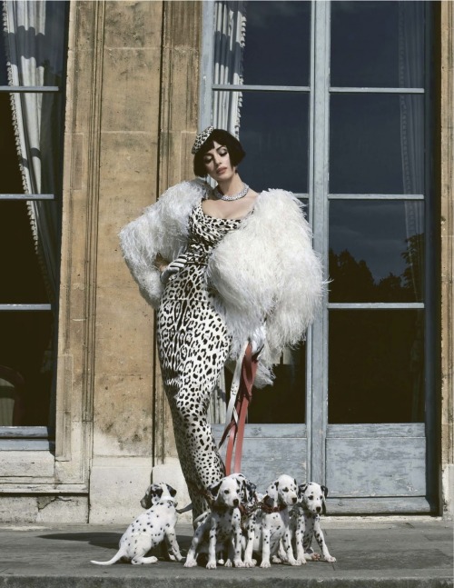 talithajoy:  anexerciseinbadtaste:  Monica Bellucci by Francesco Escalar for Tatler Russia, December 2011.  cuuuuuuute 