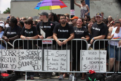 youfrenchgreat:   1. This picture of Chicago Christians who showed up at a gay pride parade to apologize for homophobia in the Church. 2. …and the reaction from the parade  