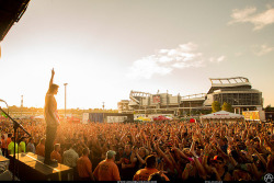 meltingjupiter:  -woeisme:  deraileddreams:  Of Mice &amp; Men Warped Tour 2012  this picture is amazing  fave 