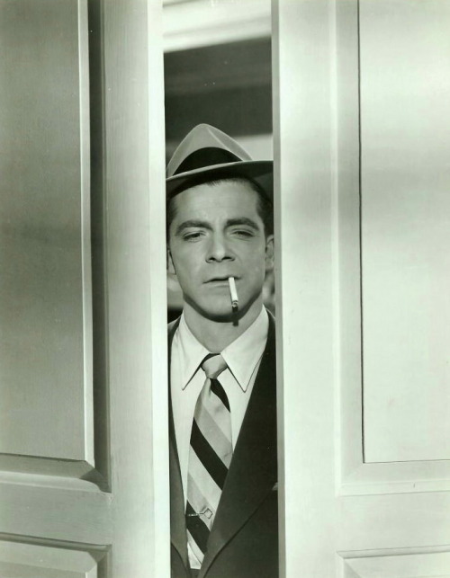 evcoman:  “A doll in Washington Heights once got a fox fur outta me.”  DANA ANDREWS as tough detecti