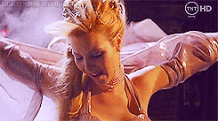 monicas:  Phoebe Buffay in: ‘Smelly Cat, The Video’. 