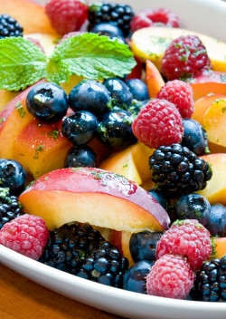 beautifulpicturesofhealthyfood:  Peaches &amp; Berries with Lemon-Mint Syrup. Click HERE for the recipe. 