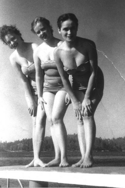 bastardkeaton:  Girls at the lake, 1940s