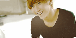 brawlofavidity:  Random favourite scene of Seunghyun | 3/10 When his smile is not annoying, but just sincere~ 