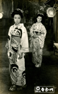 japanaffair:  Gates of the Spring Snow 1953 by Blue Ruin1 on Flickr.  若尾文子 Wakao Ayako,  山本富士子 Yamamoto Fujiko