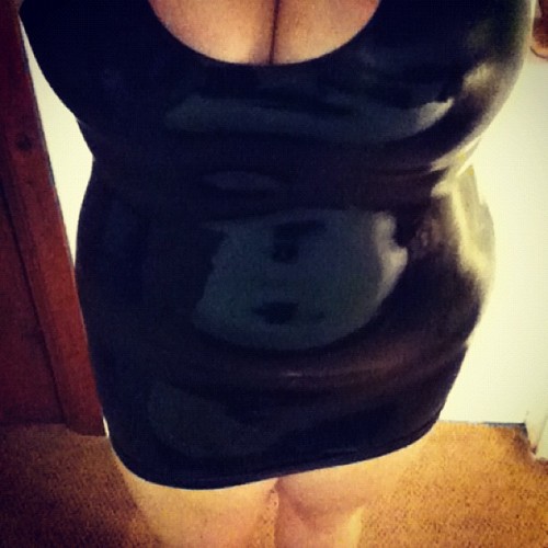 vivicadelicious:  Shiny shiny latex!!! #latex #fetish #shiny #rubber #kink #bdsm  (Taken with Instagram) like how her big bust bulges out,mmmmm,xxxxx.