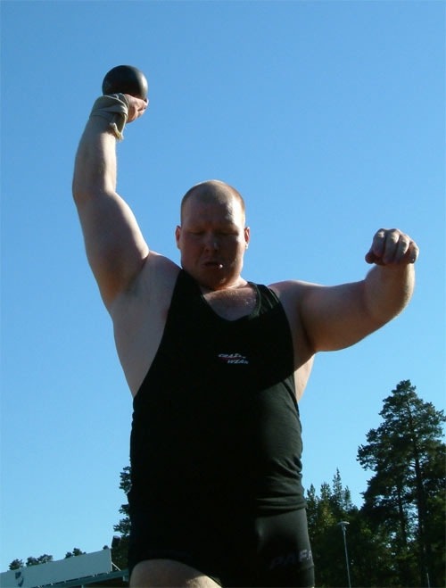 superbears:  BEAUTIFUL SUPER HOT SHOT PUTTER FOR ME  He could do some trainig with me, lol… 