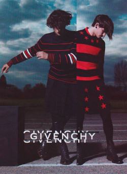 timeofal:  “La pandilla Givenchy” fue fotografiada por Mert Alas and Marcus Piggott  y estilismo de Carine Roitfeld para la campaña Otoño/Invierno 2012-13 de Givenchy  _____________“The Givenchy gang” was photographed byMert Alas and