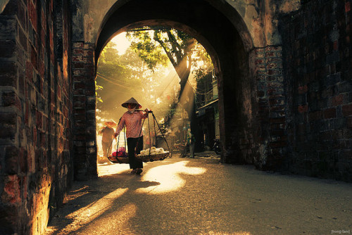 Morning on the streets of Hanoi, Vietnam (by [hong-fam]).