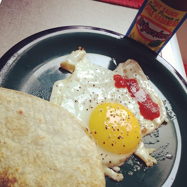 mexicanfoodporn:  Buenos Pinches Días!!! Huevos estrellado con tortillita y habanero