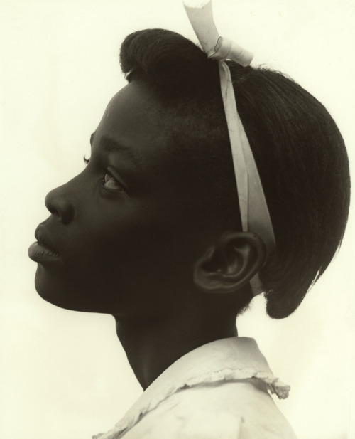 artshers:Consuelo Kanaga - Young Girl in Profile 1948