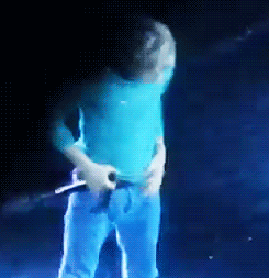 liamjameshoran-blog:  Niall Horan dancing while his pants were going undone. (x) 