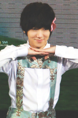 vodkaandapieceoftoast:  Yesung’s aegyo requested by asianpaint 
