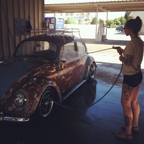 rebuilt-and-remanufactured:  killtheshepherds:  Rinsin’ the bug. #vw (Taken with Instagram)  whyyy are you rinsing off the bug?