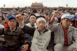 shihlun:  Student protestors and supporters at Tiananmen Square, Beijing, 1989.Photos by Catherine Henriette and Sadayuki Mikami.