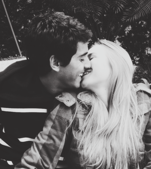 sorrisos corroem como mil fatos.