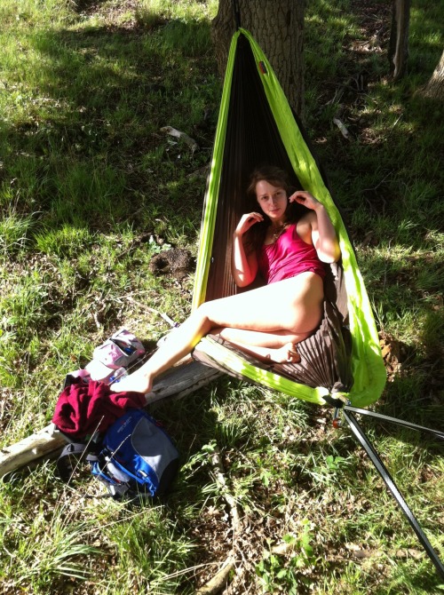 freeloveinwonderland:  Pure bliss, lying in the sunshine in the hammock :) 