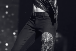 marmxr:   Chanyeol’s tummy + thighs ಥ⌣ಥ