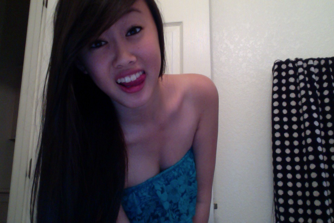 ellieewelliee:  New icon hehe :) Prob gonna post more pics of myself now that I have