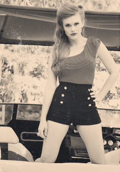 ohmyklaus:  67-70 / 70 ϟ pictures of flawless queen Holland Roden 