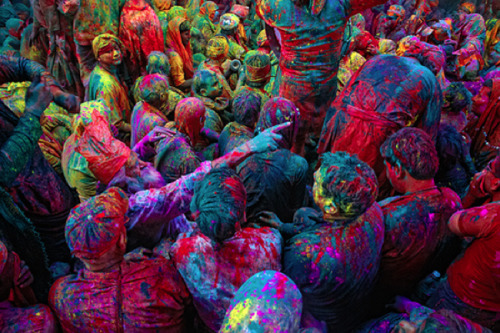 astickfigureillustration:unsolnosilumina:Holi, the Hindu festival of colour. (x)This has to be the m