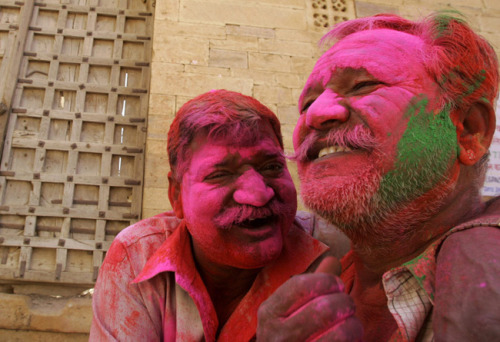 astickfigureillustration: unsolnosilumina: Holi, the Hindu festival of colour. (x) This has to be th