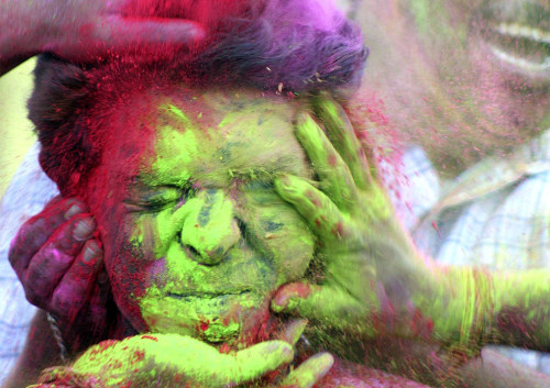 astickfigureillustration: unsolnosilumina: Holi, the Hindu festival of colour. (x) This has to be th