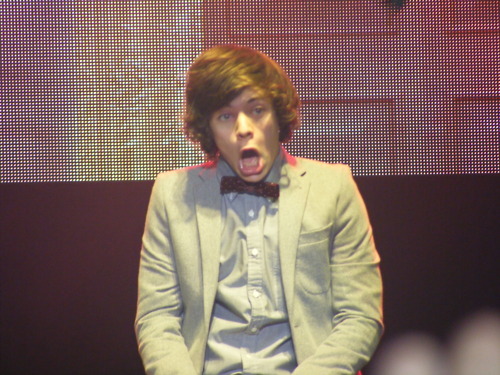 make-cupcakes-not-war:  30/100 photos of harry styles