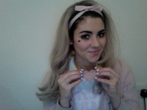 daisyfaerie: eaude:  can i marry you  ♡ pale, pretty blog, follows back and promotes to 18,700+ ♡