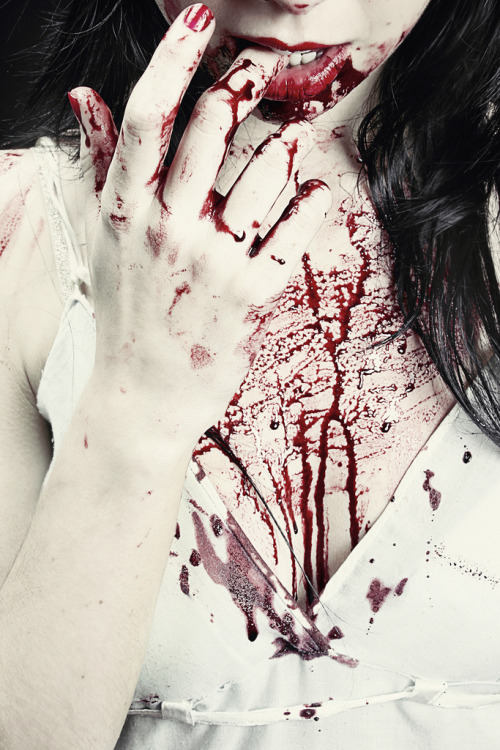 cupcake-kills:  Anyone else getting hungry or thirsty? … or horny?  Aye