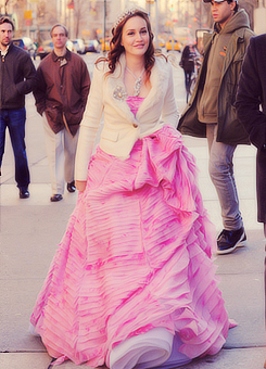 chairislove:  ♡ [4] Photos of Leighton Meester On Gossip Girl Set