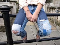 winking-moon:  Loooove her jeans 