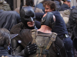 memecucker:  peaceandtranquilityy:   flashinglightsandsleeplessnights:  brucewayneissexy:  It happened in the midst of a massive crowd scene on Wall Street in Manhattan, during a fight sequence between their two characters. “It was the first time I