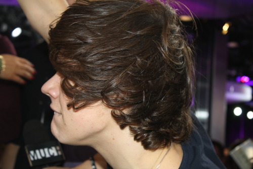 nipplegodstyles:  i can’t breathe omg i don’t think i’ve ever seen this angle of his face alkjsdf 
