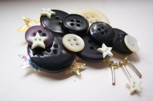 Another button brooch. These brooches are my favourite DIY projects, so simple and cute.