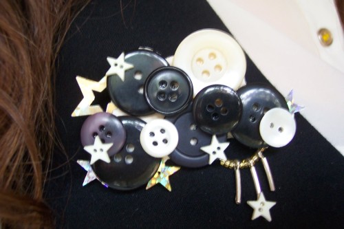 Another button brooch. These brooches are my favourite DIY projects, so simple and cute.