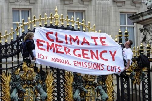 thepeoplesrecord:Environmental Activists Scale Buckingham PalaceJune 23, 2012Four climate change act