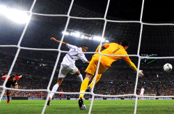 nosebleedhooligans:  Ooohhh Xabi. La Roja up 1-0 against Pollo Amarillo.