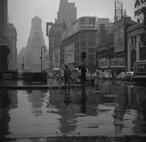 luzfosca:  John Vachon Times Square on a rainy day, New York, 1943