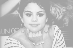 heyniam:  one reason that make selena gomez better than you 