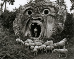 Parc du Palais Orsini, Bomarzo, Italie, par Herbert List, 1952.