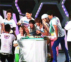 littleshinee-deactivated2017050:  SHINee and their backup dancers celebrating Shinee’s