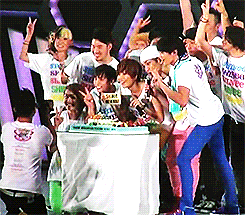 littleshinee-deactivated2017050:  SHINee and their backup dancers celebrating Shinee’s