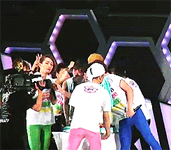 littleshinee-deactivated2017050:  SHINee and their backup dancers celebrating Shinee’s