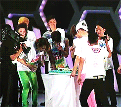 littleshinee-deactivated2017050:  SHINee and their backup dancers celebrating Shinee’s