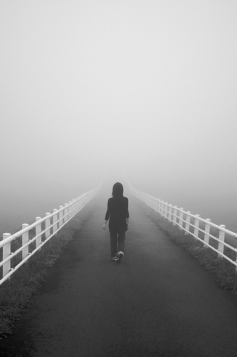 […] Tenho andado sem rumo, sem saber por onde caminhar .Talvez perdida, só esperando
