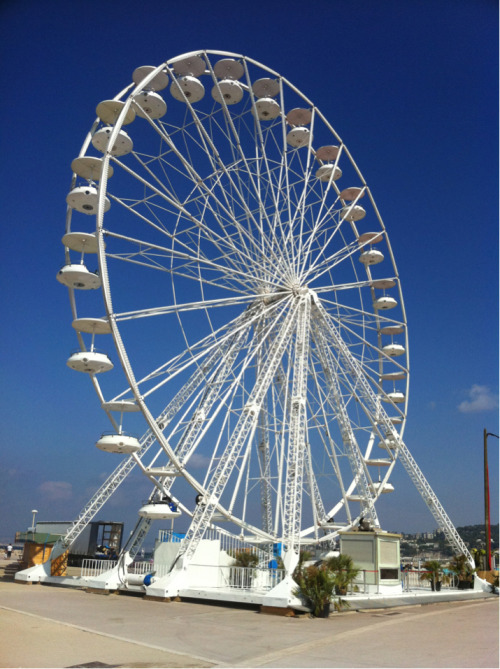 La plage du prado à Marseille.  La grande roue